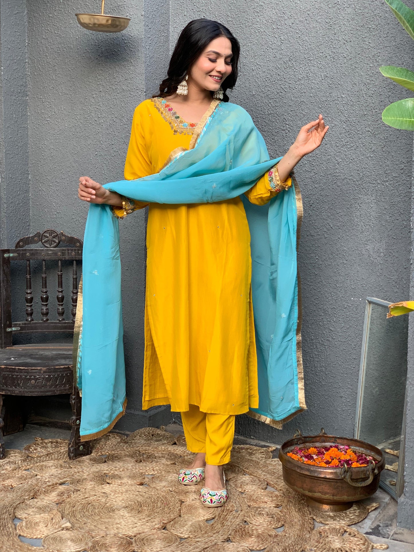 Square yellow neck silk suit