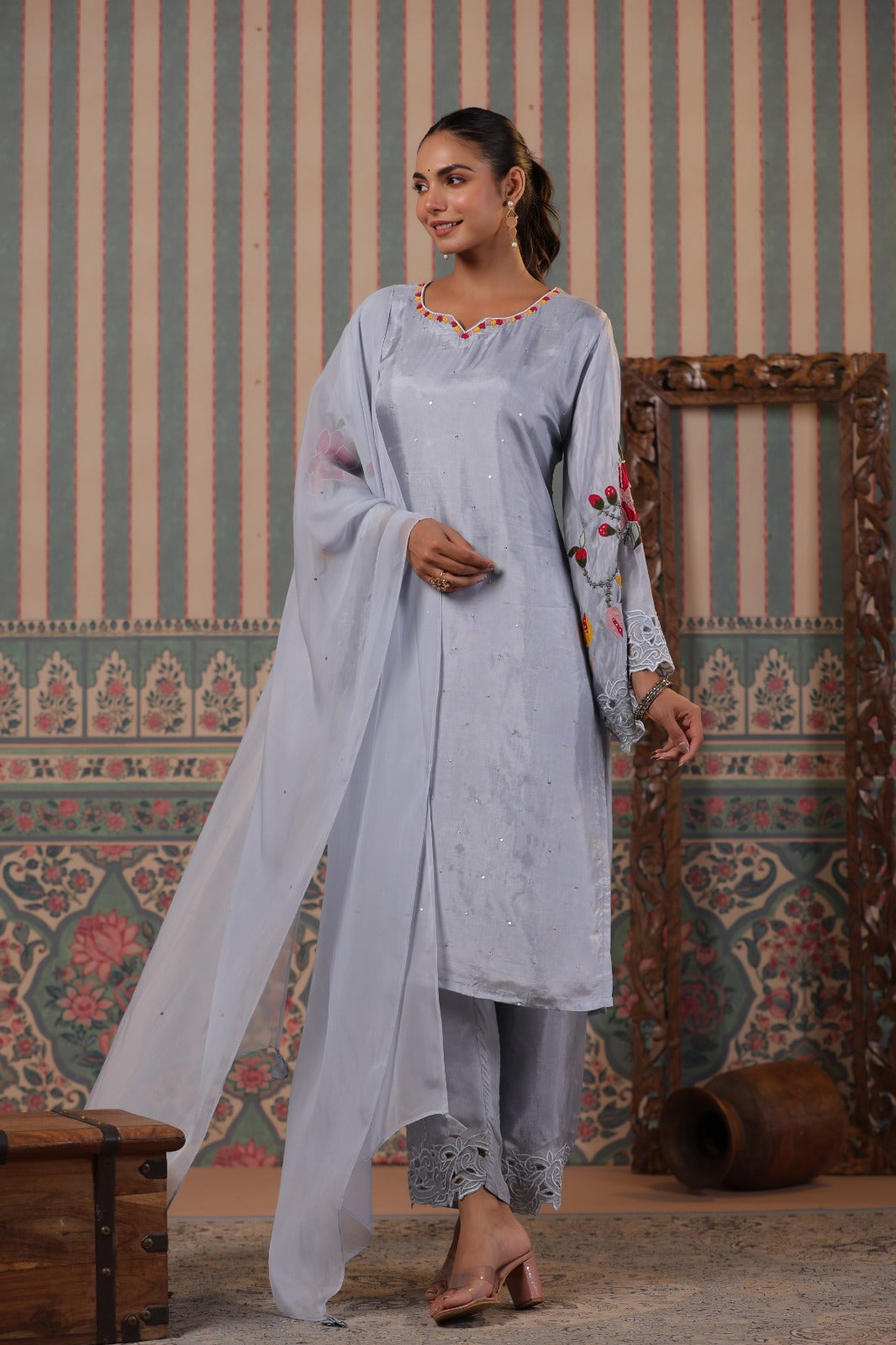 Bell sleeves silk suit ( cream & ice blue)