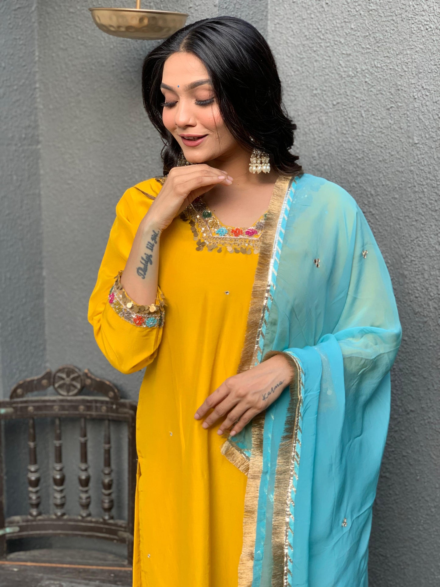 Square yellow neck silk suit