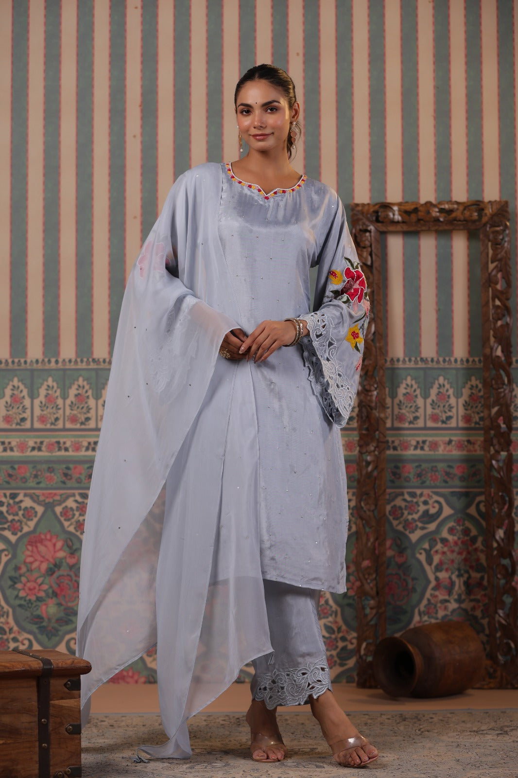 Bell sleeves silk suit ( cream & ice blue)