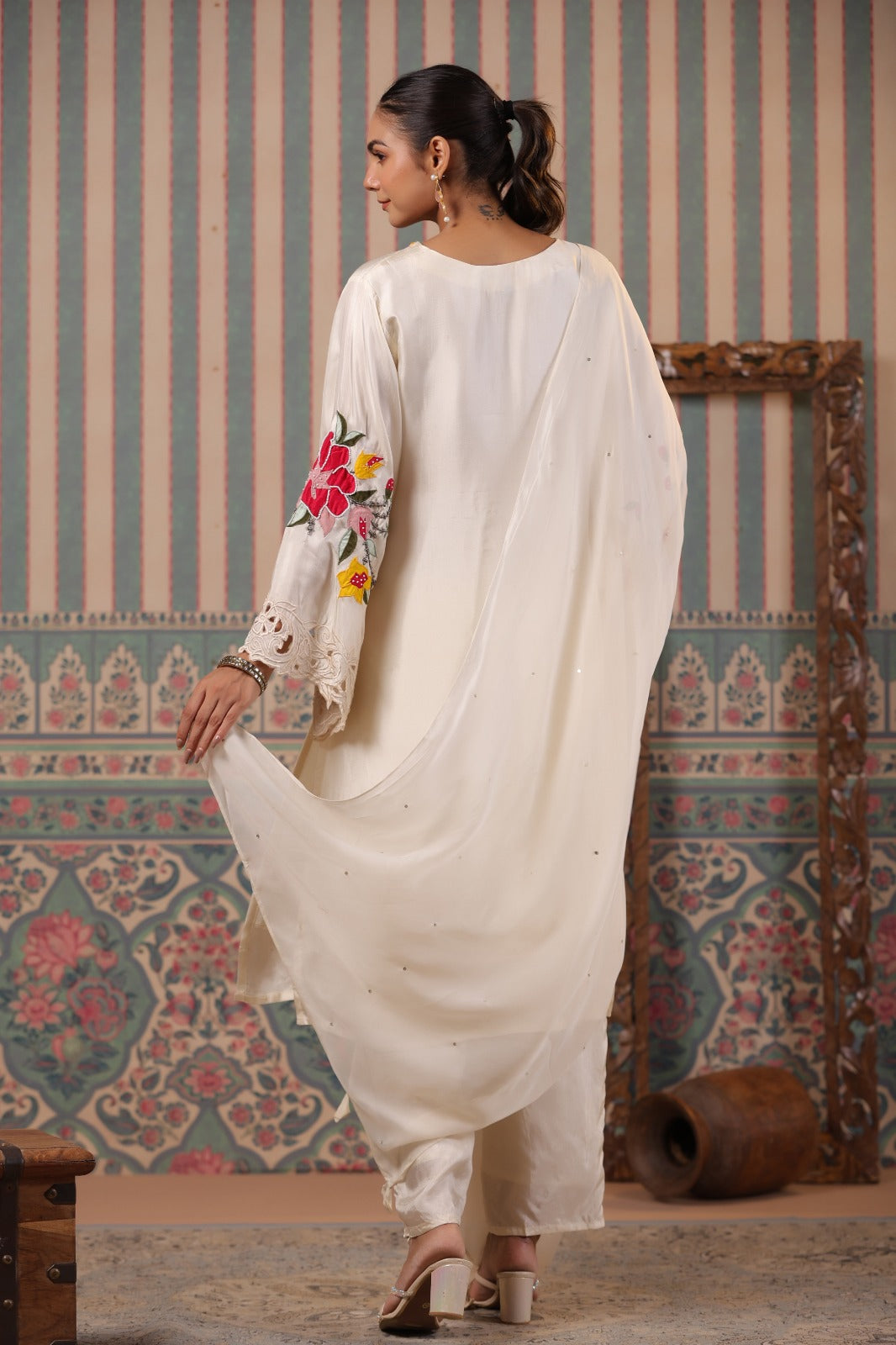 Bell sleeves silk suit ( cream & ice blue)