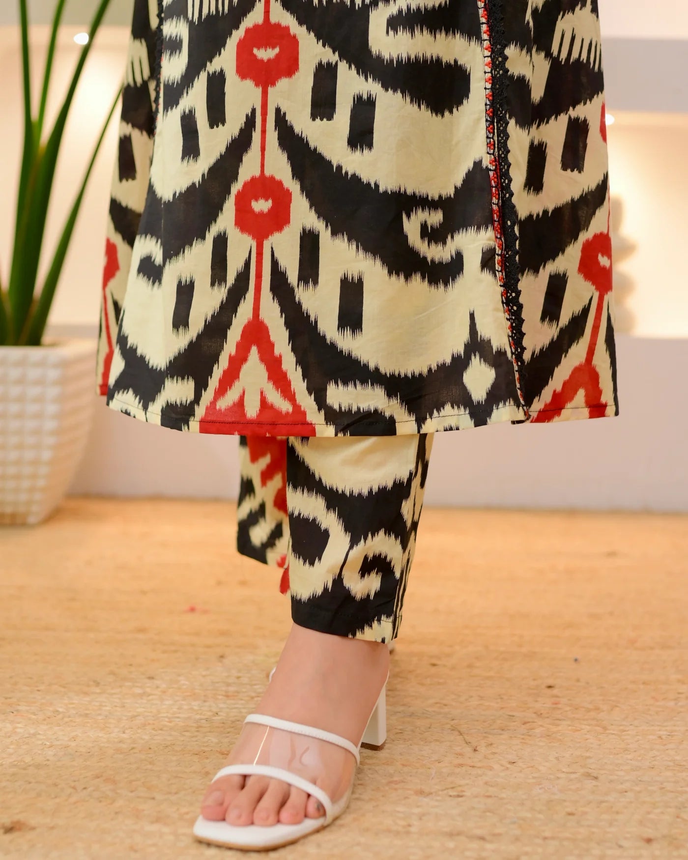 BLACK BAROQUE A LINE HANDWORK COTTON SUI