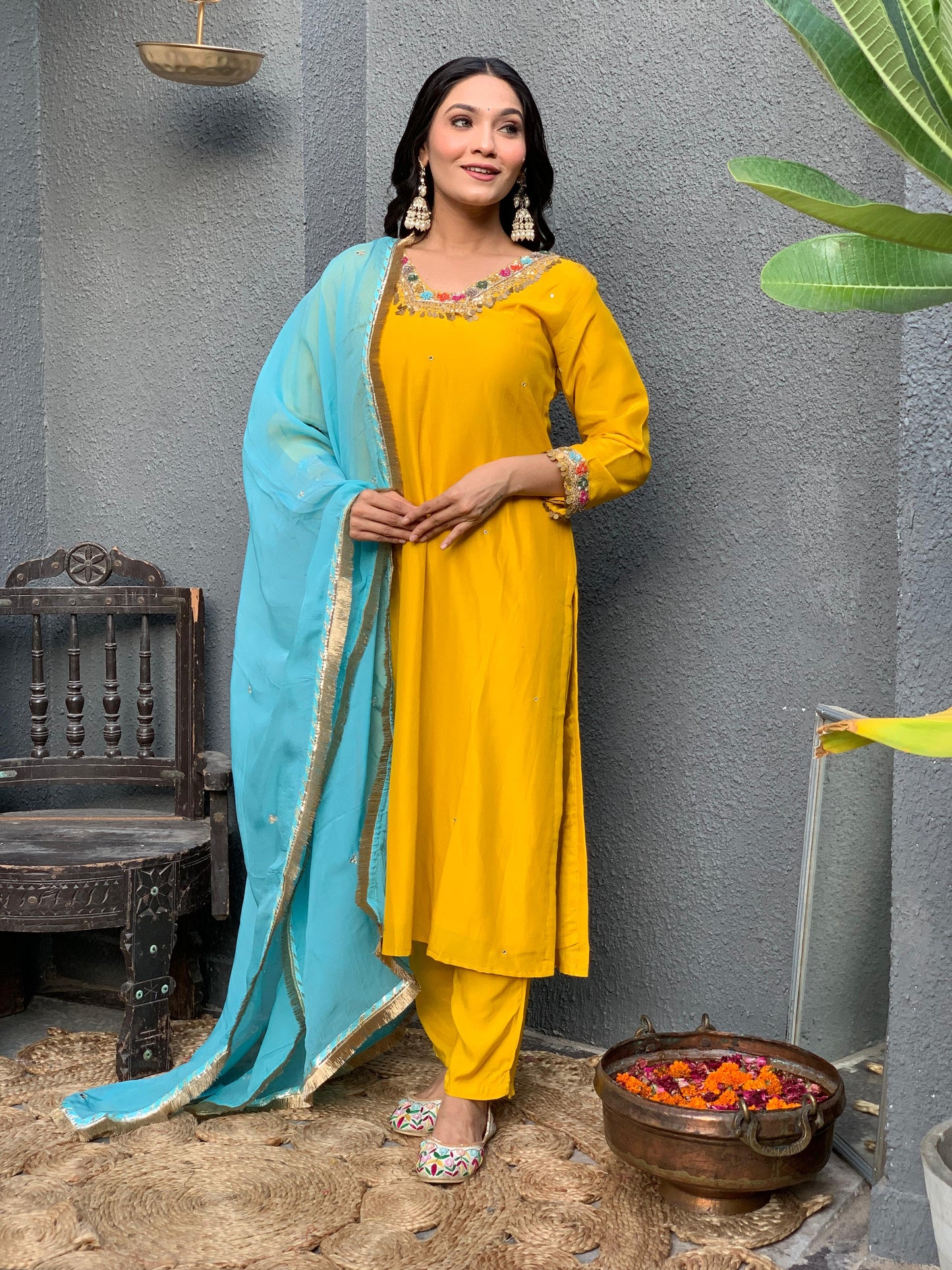 Square yellow neck silk suit
