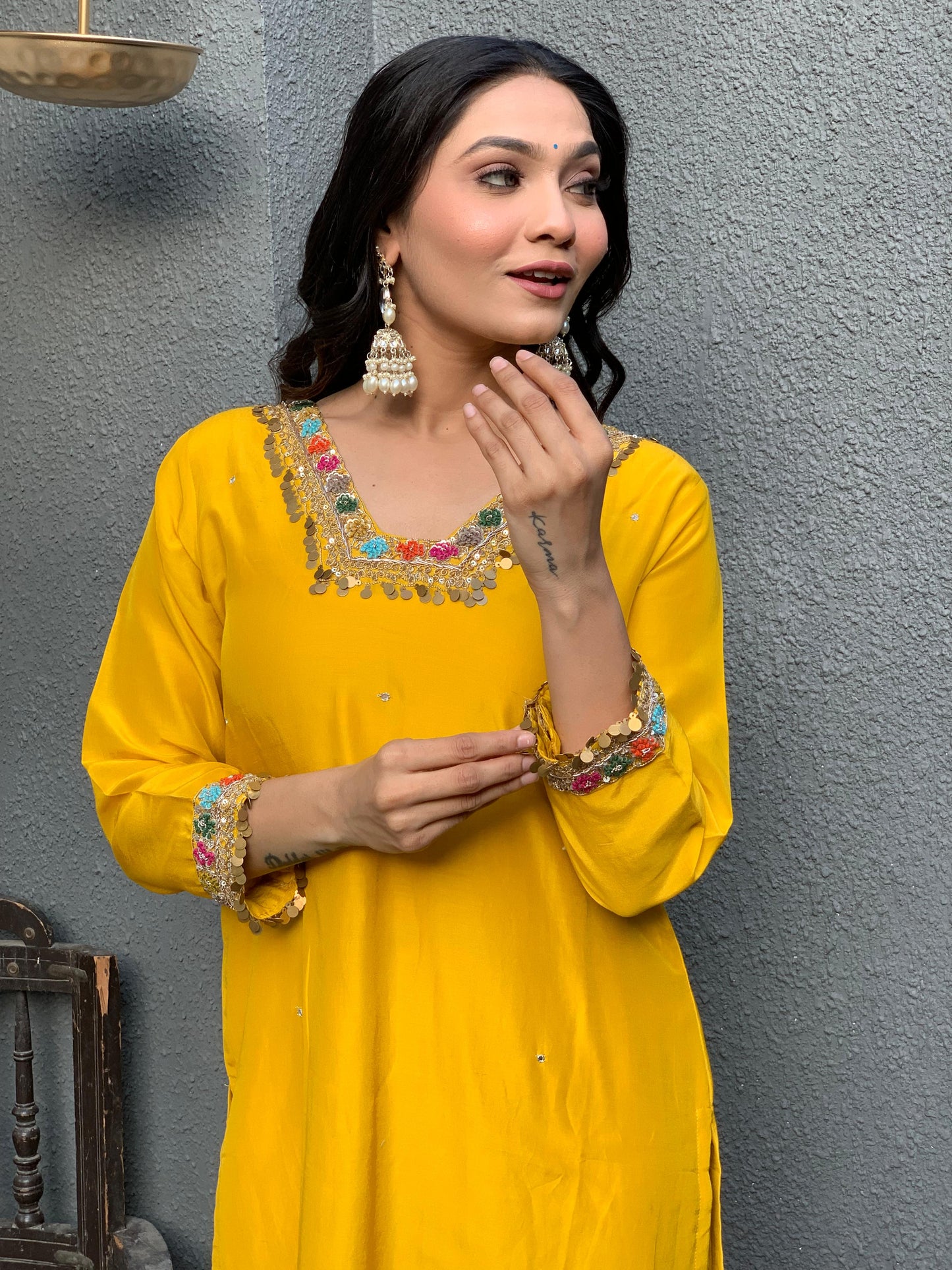 Square yellow neck silk suit