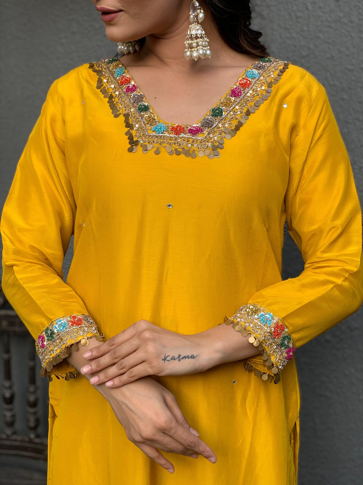 Square yellow neck silk suit