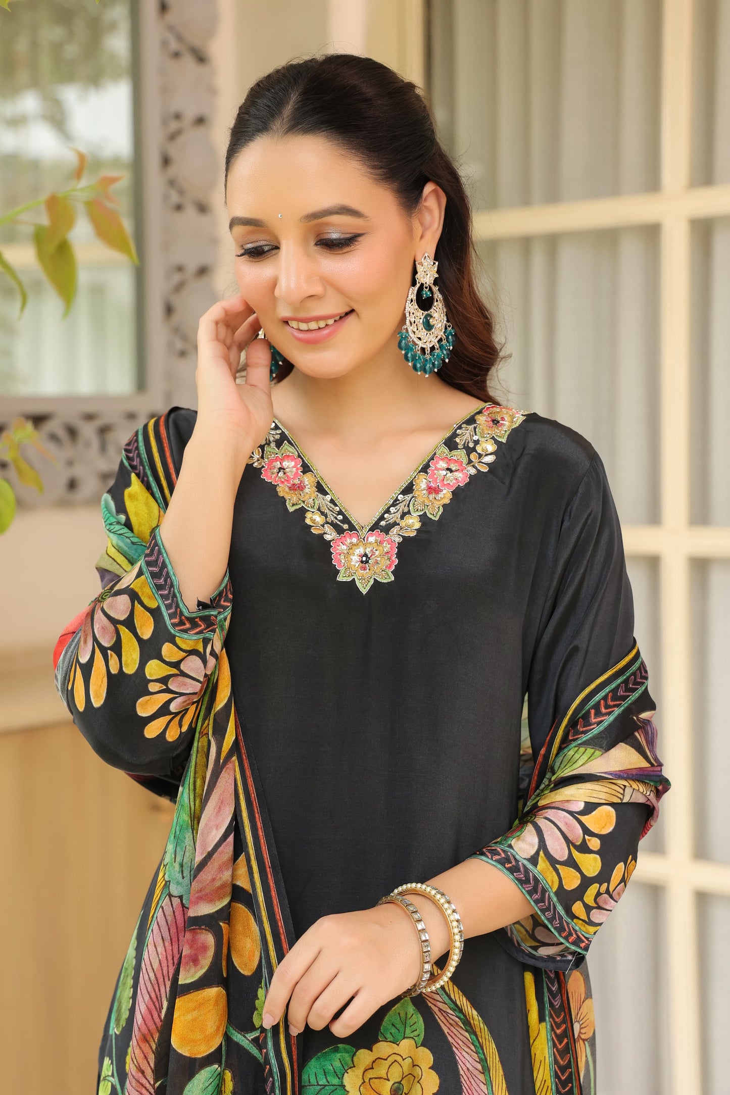 Black Pure crepe kamakari look with chiffon Dupatta (cream and black )