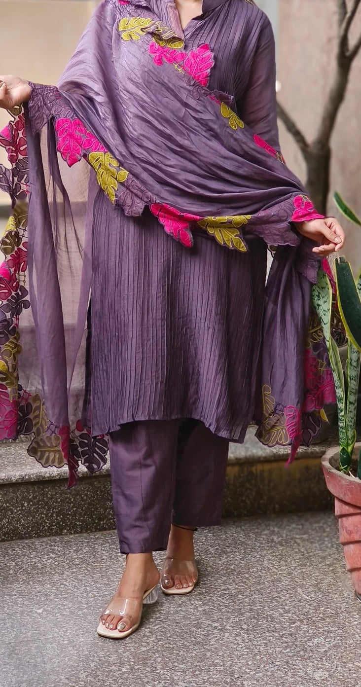 Cutwork leaf  pure mul chandari