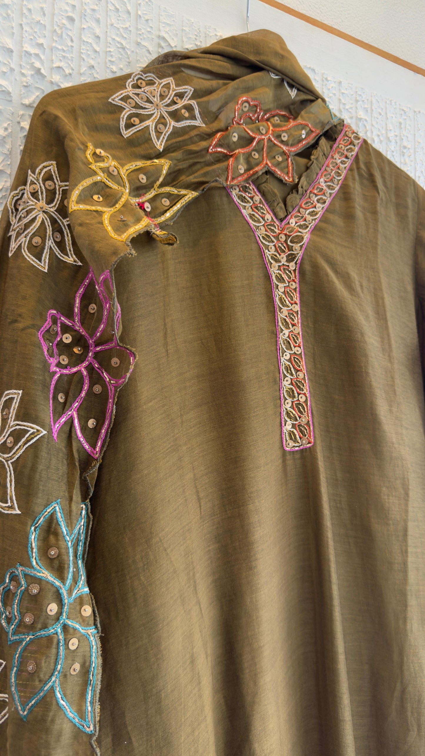 Beautiful dup mul hand embroidery in pure mul chandari