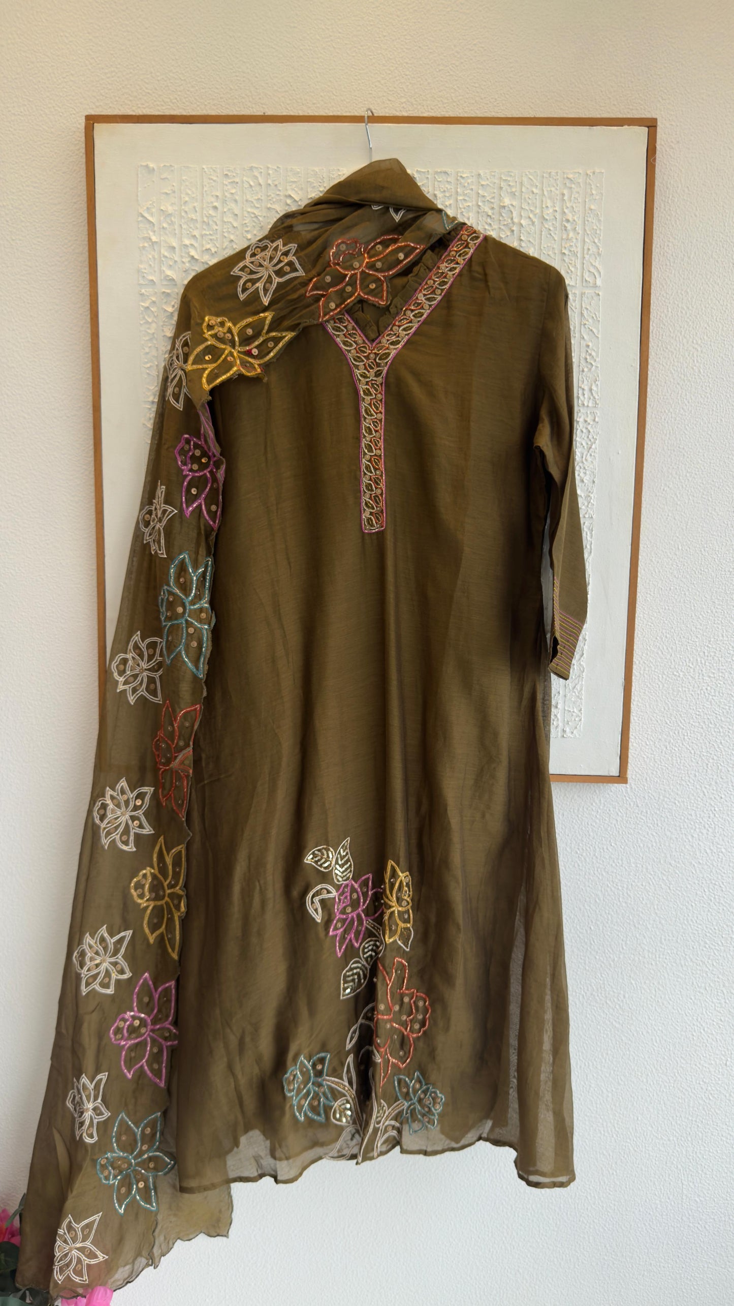 Beautiful dup mul hand embroidery in pure mul chandari