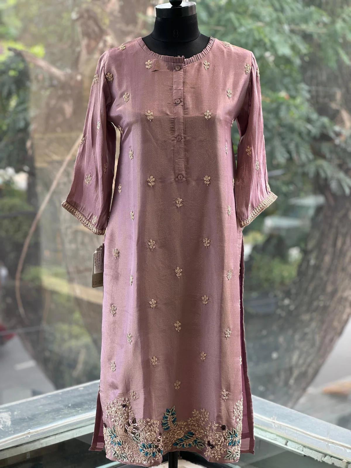 Simmer purple tissue suit in classy look with beautiful handwork