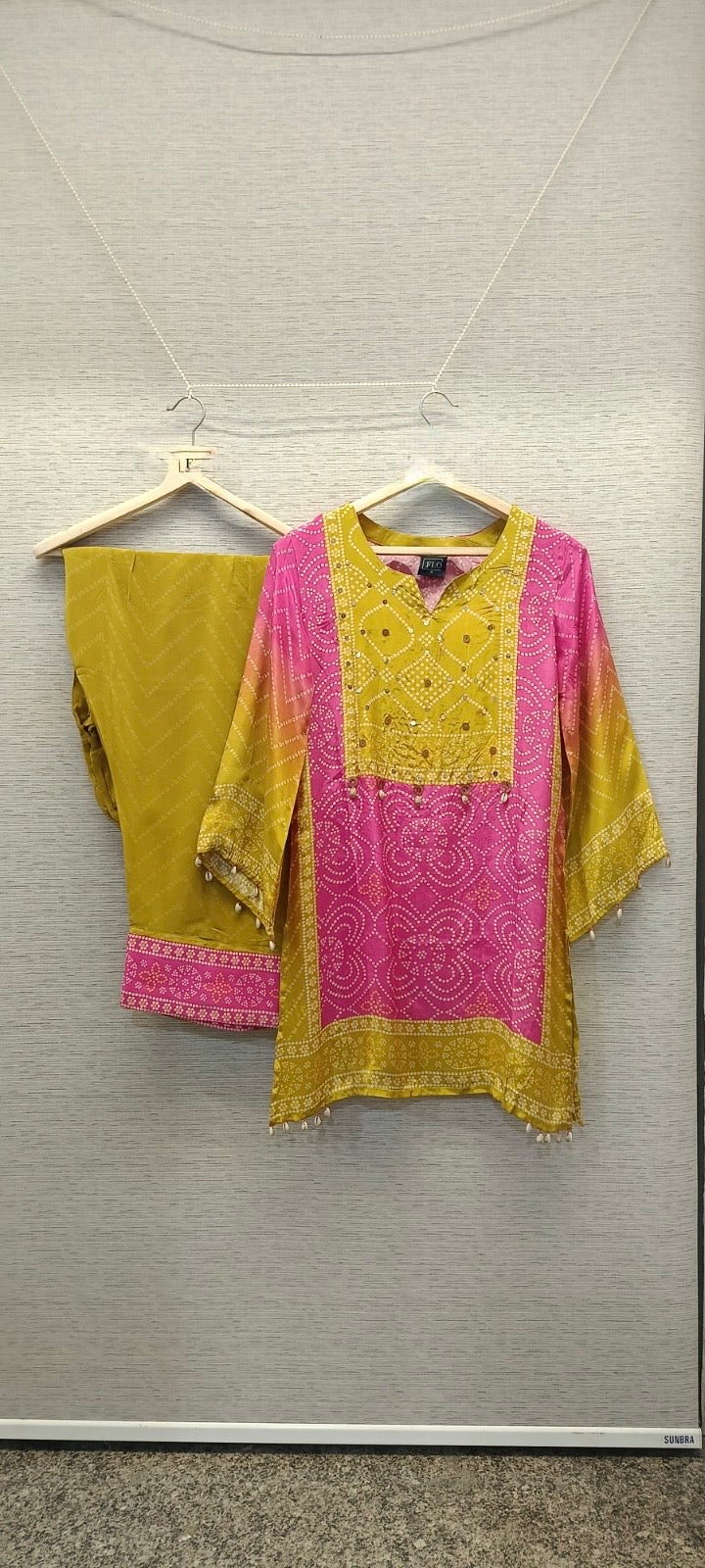 Green pink Bandhani crepe set