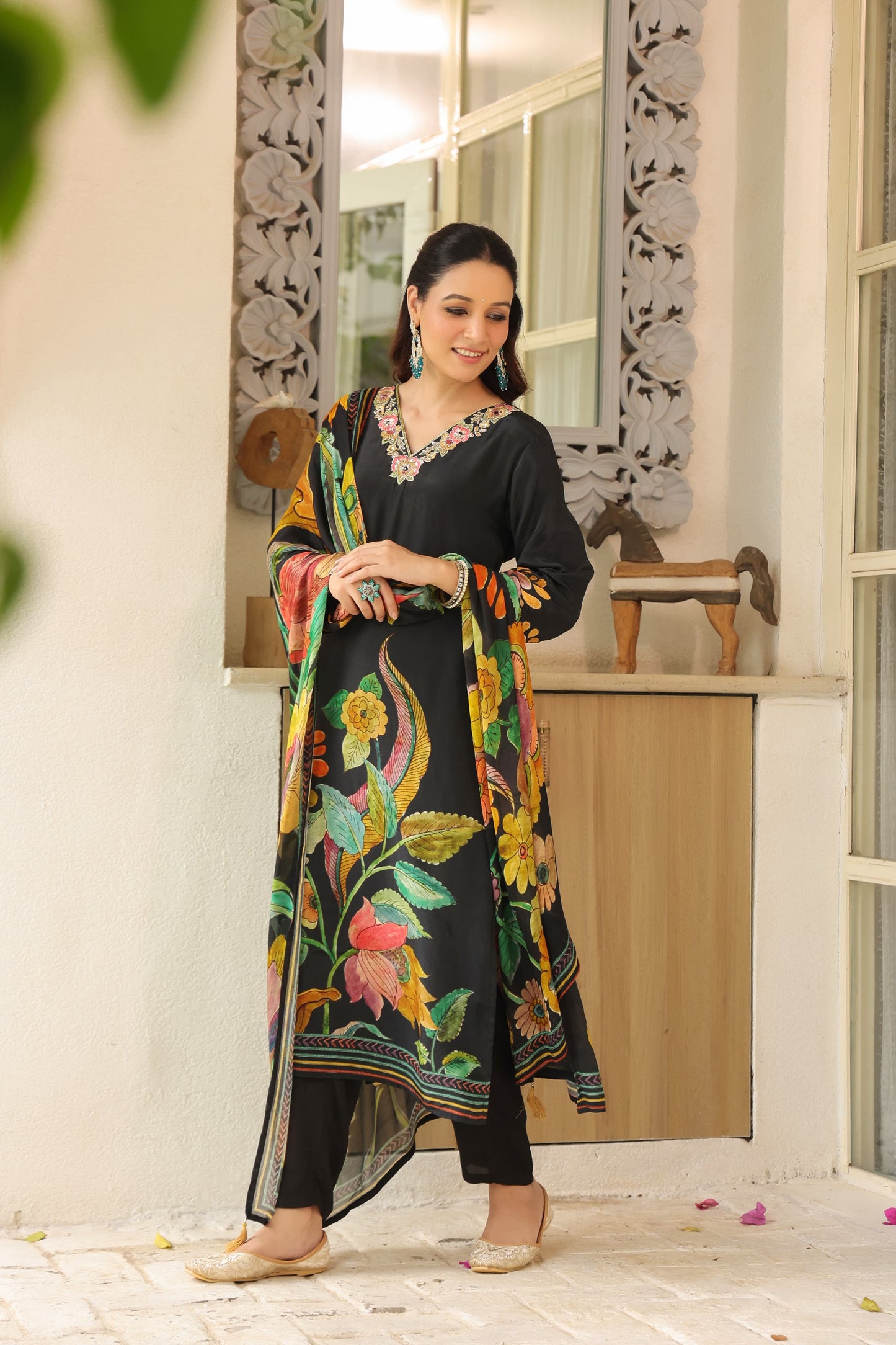 Black Pure crepe kamakari look with chiffon Dupatta (cream and black )