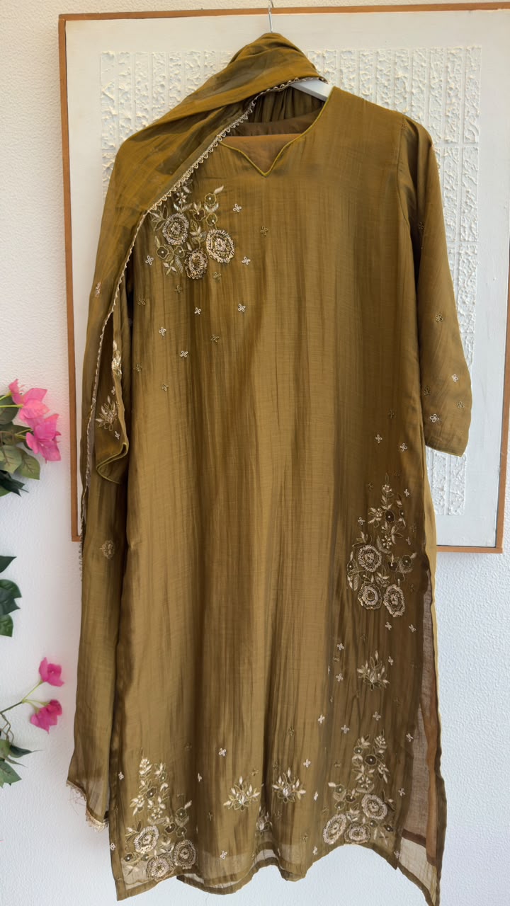 Beautiful mul chandari straight kurta pant set with zardozi handwork