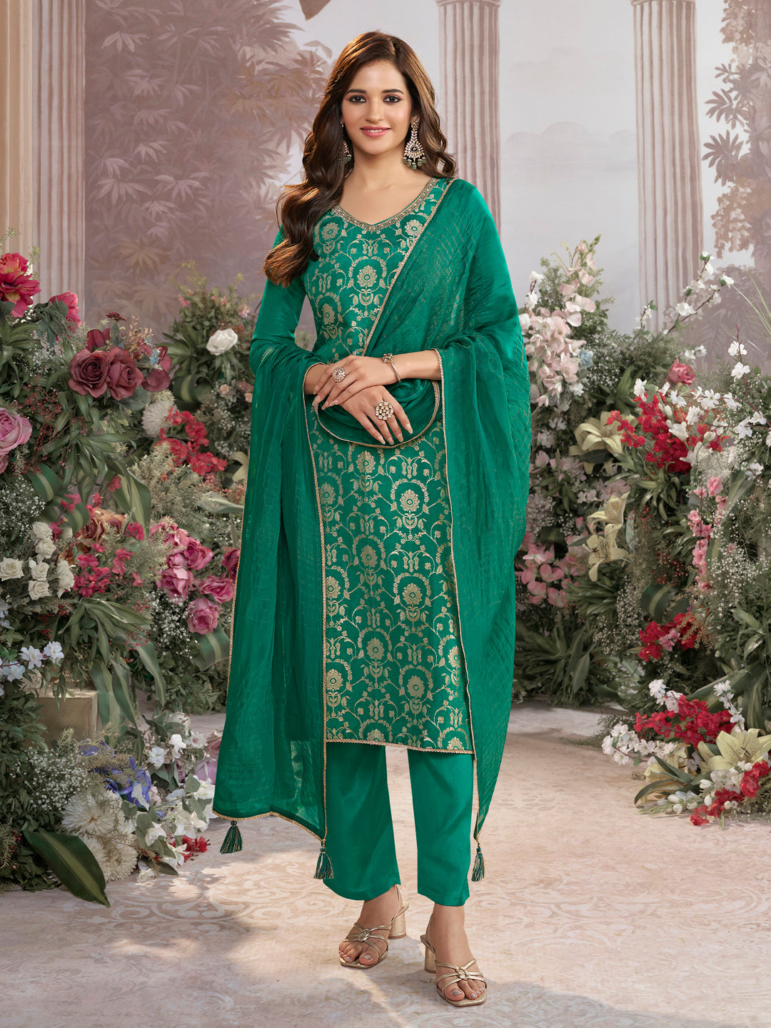 Green silk Kurta Set with Jacquard and Zari Work, Paired with an Organza Dupatta