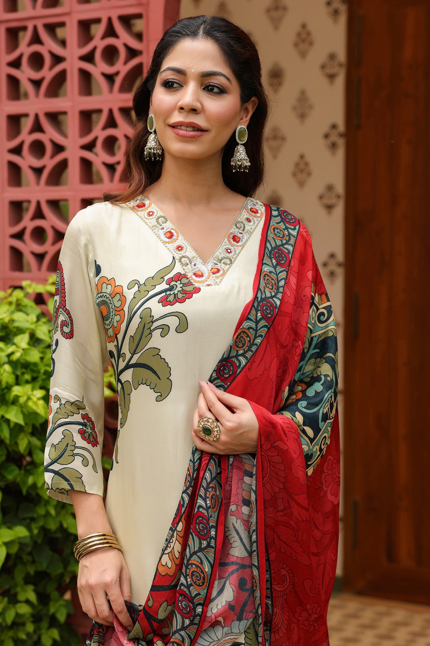 Cream Pure crepe kamakari look with chiffon Dupatta (cream and black )