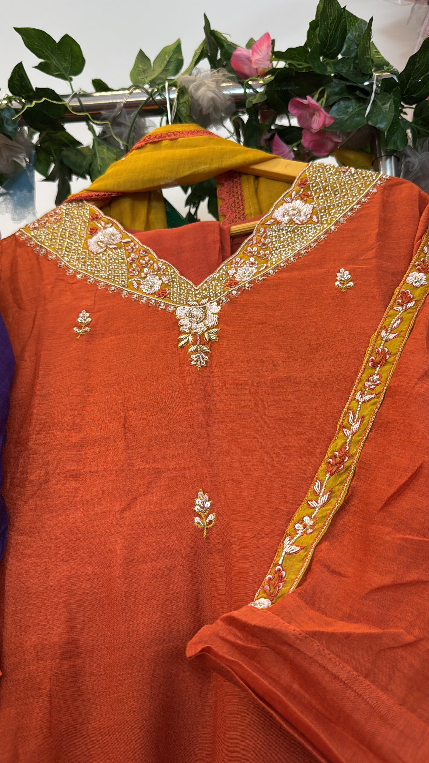 V hand work neck mul chandari