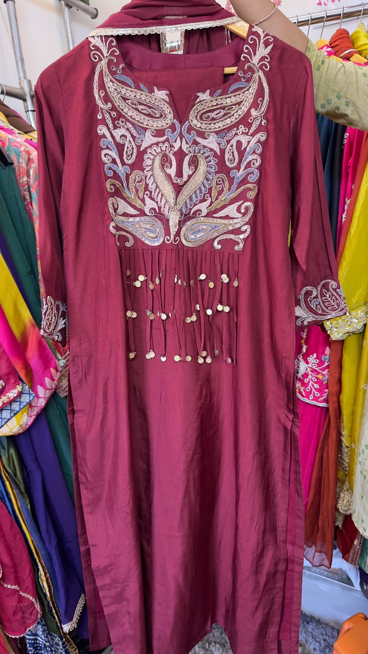 Beautiful bark Marron silk suit with handwork