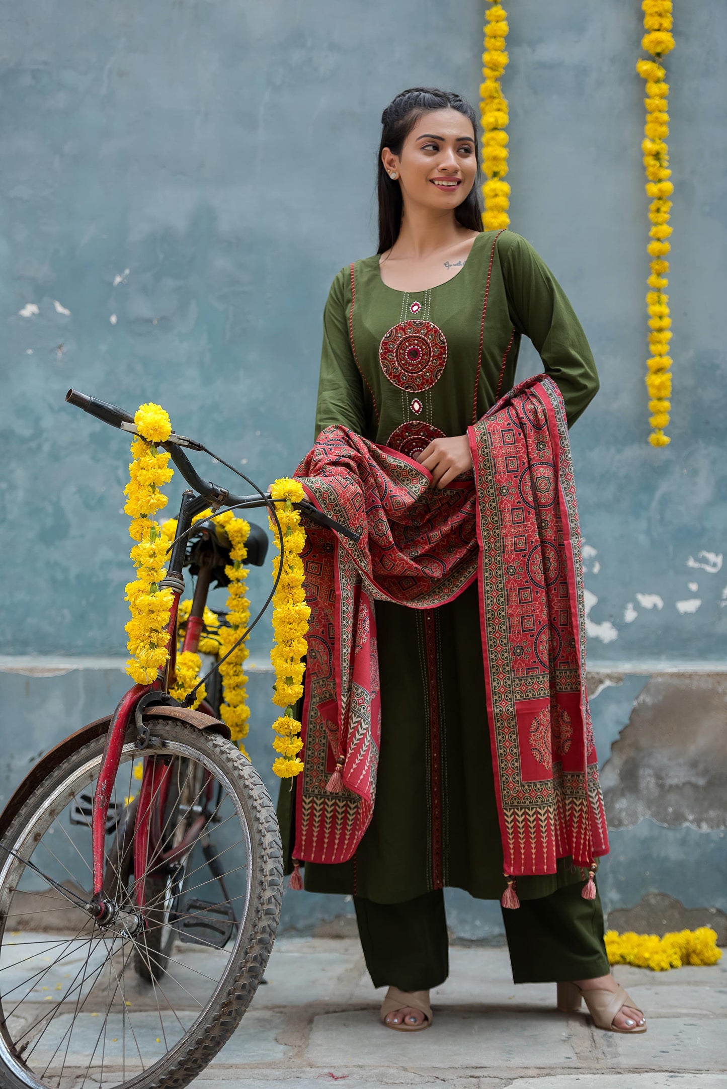 Kutch green handling cotton kurta pant with Ajrakh dupatta