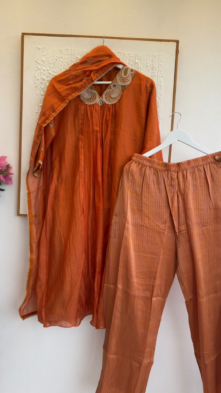 Fusion & vintage mul chandari kurta with tissue pants