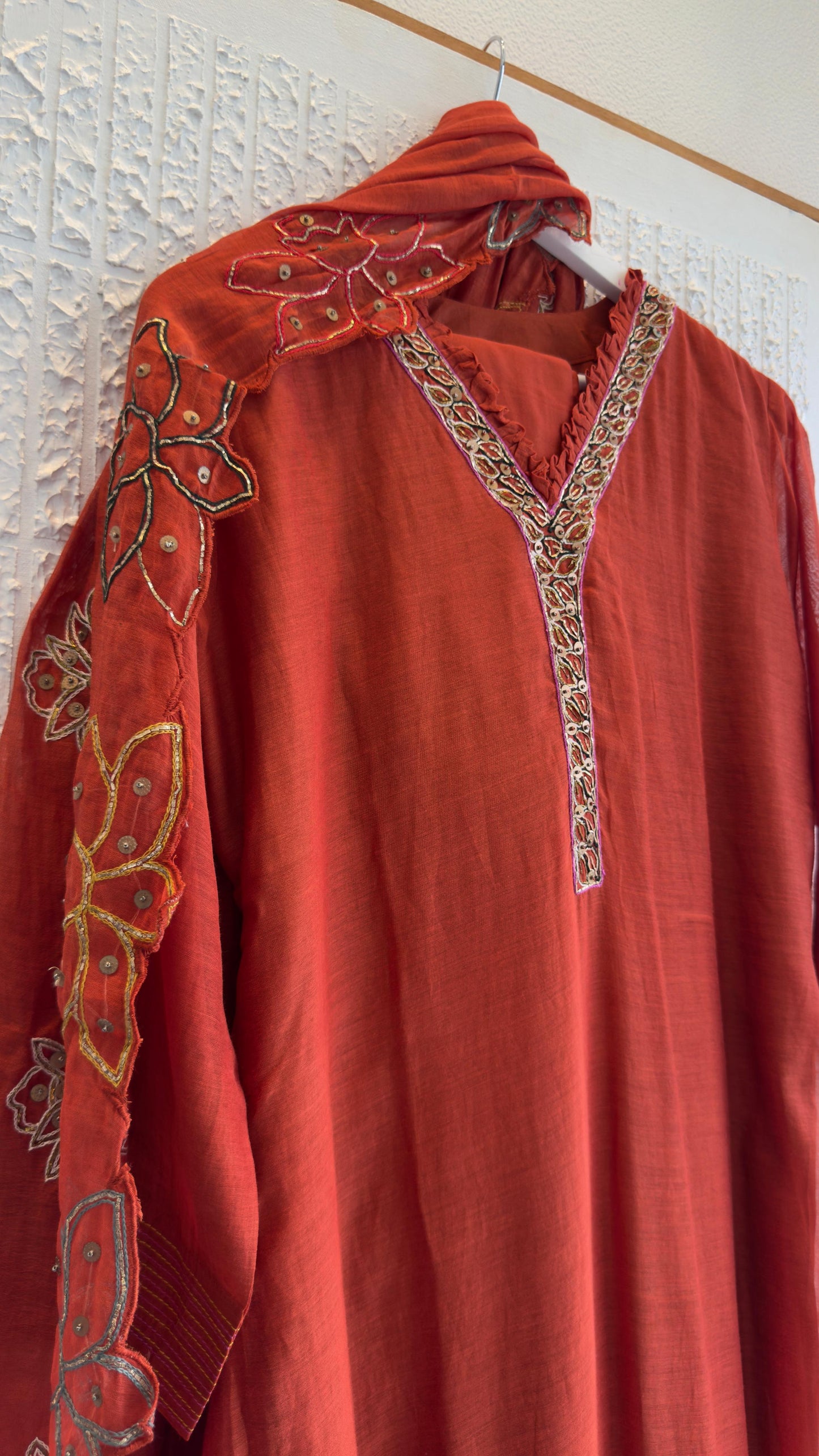 Beautiful dup mul hand embroidery in pure mul chandari