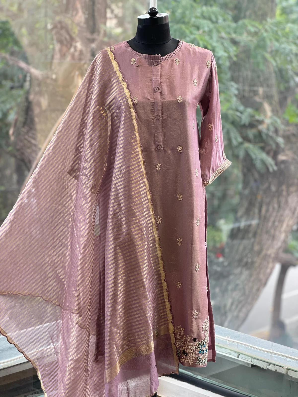 Simmer purple tissue suit in classy look with beautiful handwork