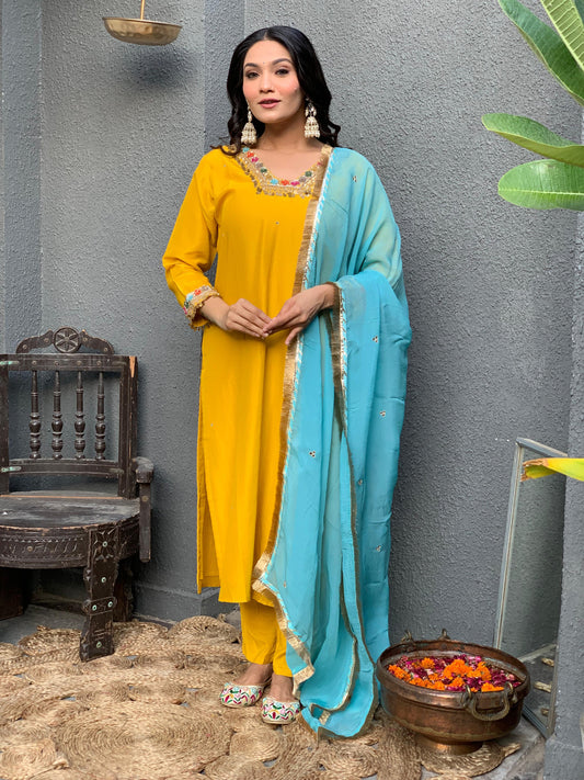 Square yellow neck silk suit