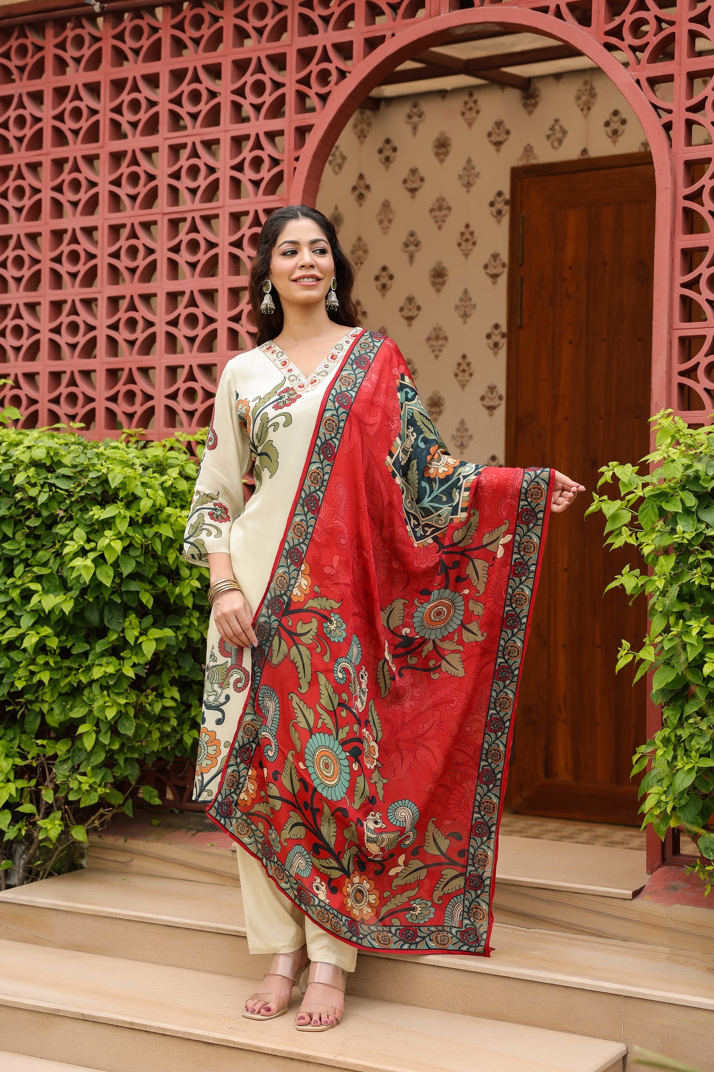 Cream Pure crepe kamakari look with chiffon Dupatta (cream and black )