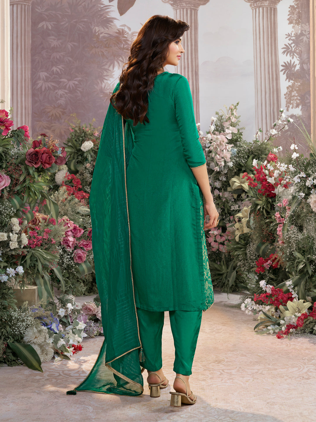Green silk Kurta Set with Jacquard and Zari Work, Paired with an Organza Dupatta