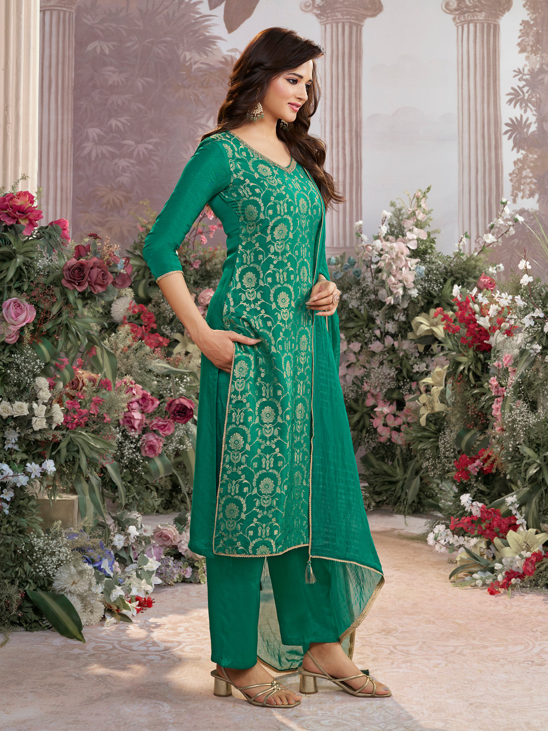 Green silk Kurta Set with Jacquard and Zari Work, Paired with an Organza Dupatta