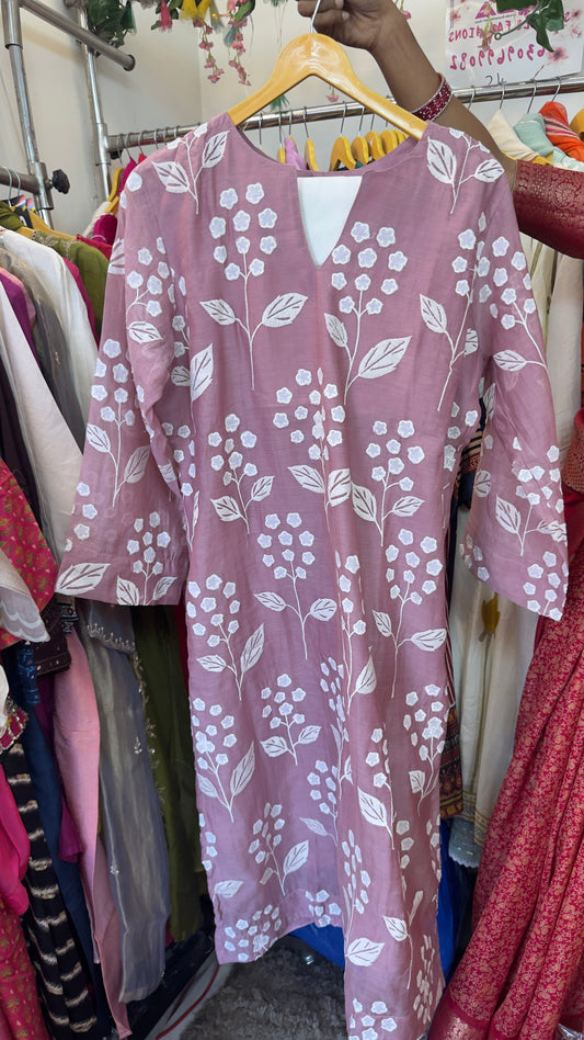 Onion pink appliqué mul chandari kurta with cotton lining and Santoon pants